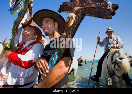 Bénédiction en mer .pèlerins.Procession annuelle pendant le pèlerinage gitan aux Saintes Maries de la Mer (mai),Camargue, Bouches du R Banque D'Images