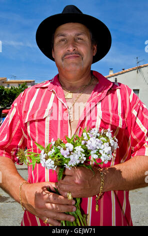 Pilgrim.homme avec des fleurs à Sainte Sara.Procession annuelle pendant au pèlerinage gitan aux Saintes Maries de la Mer (mai),Camargu Banque D'Images