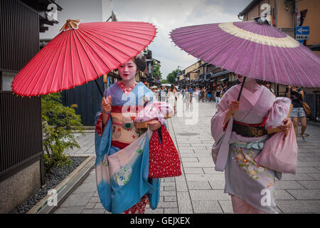 Geisha et 'maiko' (apprenti geisha) dans Hanamikoji dori.Geisha de Gion du distric.Kyoto. L'aéroport du Kansai au Japon. Banque D'Images