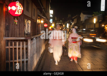 Geisha et 'maiko' (apprenti geisha). Hanamikoji dori.Geisha de Gion du distric.Kyoto. L'aéroport du Kansai au Japon. Banque D'Images