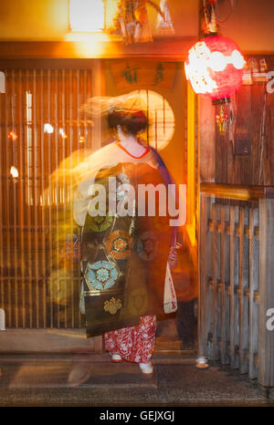 'Maikos" (apprenti geisha). Maison de Thé (Ochata) dans Hanamikoji dori.Geisha de Gion du distric.Kyoto. L'aéroport du Kansai au Japon. Banque D'Images