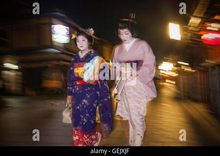 Geisha et 'maiko' (apprenti geisha). Hanamikoji dori.Geisha de Gion du distric.Kyoto. L'aéroport du Kansai au Japon. Banque D'Images