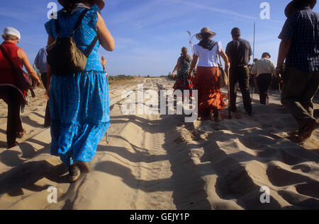 Les pèlerins autour de palais de Doñana,Romeria del Rocio, les pèlerins sur leur chemin à travers le Parc National de Doñana, pèlerinage de Sa Banque D'Images