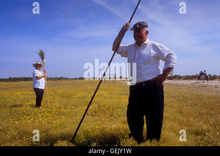 Pèlerins entre palais et Rocio Doñana,village Romeria del Rocio, les pèlerins sur leur chemin à travers le Parc National de Doñana, pil Banque D'Images