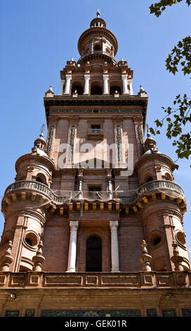 Détail de la tour nord de la Plaza de Espana (la place d'Espagne à Séville (Espagne) Banque D'Images