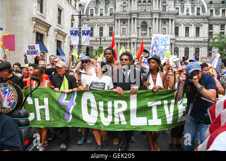 Usa. Le 25 juillet, 2016. M. Cornell West mène une protestation à l'extérieur de l'Hôtel de ville de Philadelphie à Philadelphie, où la DNC est tenu. Credit : Ricky Fitchett/ZUMA/Alamy Fil Live News Banque D'Images