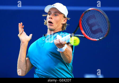 Toronto, Canada. Le 25 juillet, 2016. Denis Shapovalov du Canada renvoie la balle contre Nick Kyrgios de l'Australie au cours de leur première série de match masculin à la Coupe Rogers 2016 à Toronto, Canada, le 25 juillet 2016. Denis Shapovalov a gagné 2-1. Credit : Zou Zheng/Xinhua/Alamy Live News Banque D'Images