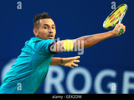 Toronto, Canada. Le 25 juillet, 2016. Nick Kyrgios d'Australie renvoie la balle contre Denis Shapovalov du Canada au cours de leur première série de match masculin à la Coupe Rogers 2016 à Toronto, Canada, le 25 juillet 2016. Nick Kyrgios perdu 1-2. Credit : Zou Zheng/Xinhua/Alamy Live News Banque D'Images