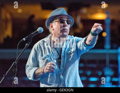 Philadelphie, USA. 24 juillet, 2016. Chanteur et compositeur Paul Simon répète 'Bridge Over Troubled Water' avant le début de la Convention nationale démocrate de 2016 tenue à la Wells Fargo Center de Philadelphie, Pennsylvanie le dimanche, Juillet 24, 2016. Credit : Ron Sachs/CNP (restriction : NO New York ou le New Jersey Journaux ou journaux dans un rayon de 75 km de la ville de New York) © dpa/Alamy Live News Banque D'Images