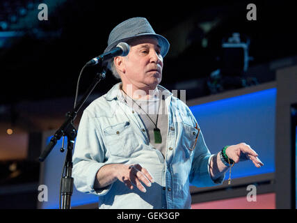 Philadelphie, USA. 24 juillet, 2016. Chanteur et compositeur Paul Simon répète 'Bridge Over Troubled Water' avant le début de la Convention nationale démocrate de 2016 tenue à la Wells Fargo Center de Philadelphie, Pennsylvanie le dimanche, Juillet 24, 2016. Credit : Ron Sachs/CNP (restriction : NO New York ou le New Jersey Journaux ou journaux dans un rayon de 75 km de la ville de New York) © dpa/Alamy Live News Banque D'Images