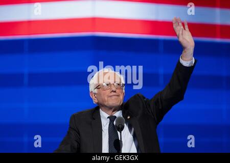 Philadelphie, USA. Le 25 juillet, 2016. Le sénateur Bernie Sanders assiste à la Convention nationale du parti démocrate américain de 2016 à Philadelphie, Pennsylvanie, États-Unis, le 25 juillet 2016. Credit : Muzi Li/Xinhua/Alamy Live News Banque D'Images