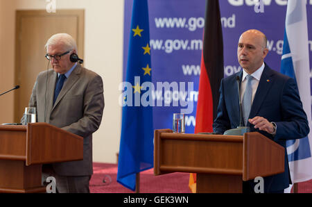 Chisinau, Moldova. 26 juillet, 2016. Le ministre allemand des affaires étrangères, Frank-Walter Steinmeier (L) et le Premier Ministre moldave Pavel Filip livrer une conférence de presse à la maison du gouvernement à Chisinau, Moldova, 26 juillet 2016. Steinmeier est en visite dans l'ancienne république soviétique de Moldavie et la région séparatiste de Transnistrie. En tant que président en titre de l'OSCE, Steinmeier veut négocier à des décennies de conflit entre les deux parties. Photo : MONIKA SKOLIMOWSKA/dpa/Alamy Live News Banque D'Images