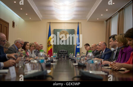 Chisinau, Moldova. 26 juillet, 2016. Les membres de l'allemand (L) et les délégations de la Moldova s'asseoir dans une salle de conférence à l'hôtel du gouvernement au cours de la visite du Ministre allemand des Affaires étrangères Frank-Walter Steinmeier à Chisinau, Moldova, 26 juillet 2016. Steinmeier est en visite dans l'ancienne république soviétique de Moldavie et la région séparatiste de Transnistrie. En tant que président en titre de l'OSCE, Steinmeier veut négocier à des décennies de conflit entre les deux parties. Photo : MONIKA SKOLIMOWSKA/dpa/Alamy Live News Banque D'Images