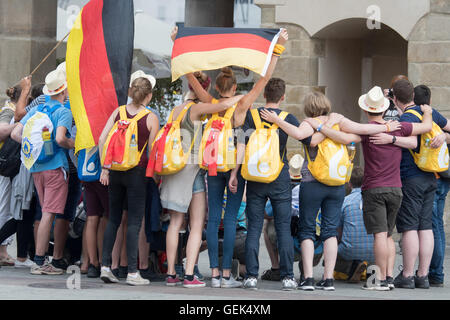 Cracovie, Pologne. 26 juillet, 2016. Un groupe de pèlerins allemands se tient à la Journée mondiale de la jeunesse à Cracovie, Pologne, 26 juillet 2016. Des centaines de milliers de jeunes catholiques sont attendus d'ici le 31 juillet 2016 lors de la grande fête religieuse en Pologne. Photo : ARMIN WEIGEL/dpa/Alamy Live News Banque D'Images