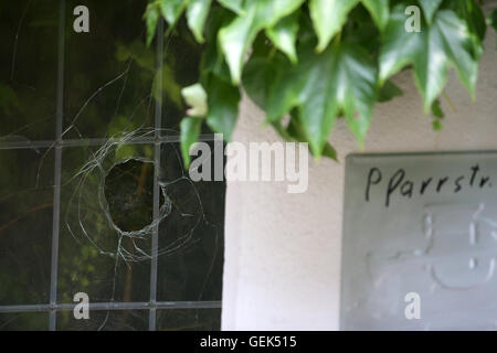 Ansbach, Allemagne. 26 juillet, 2016. Une vitre cassée sur le site de l'attaque à Ansbach, Allemagne, 26 juillet 2016. 15 personnes ont été blessées dans une attaque motivée-islamistes présumés le 24 juillet 2016. L'auteur présumé, un homme de 27 ans pour les réfugiés en provenance de Syrie, a été tué dans l'explosion. Photo : DANIEL KARMANN/dpa/Alamy Live News Banque D'Images