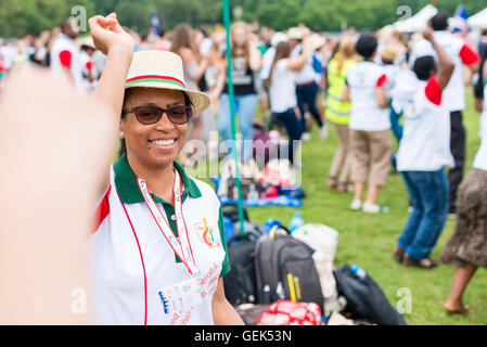 Poznan, Pologne. 24 juillet, 2016. La Journée mondiale de la jeunesse à Cracovie - les pèlerins danser et chanter pendant des jours dans les diocèses juste avant les JMJ, les JMJ est une rencontre internationale de jeunes du monde entier Crédit : Wojciech Kozielczyk/Alamy Live News Banque D'Images