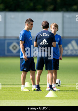 HSV nouvelles recrues Filip Kostic (L) et Alen Halilovic (R) parler avec l'entraîneur Bruno Labbadia, à une session de formation avec la Bundesliga allemande soccer club Hambourg SV à Hambourg, Allemagne, 26 juillet 2016. Photo : DANIEL REINHARDT/dpa Banque D'Images