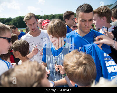 HSV nouvelles recrues Filip Kostic (R et Alen Halilovic (M) signer des autographes pour les fans, à une session de formation avec la Bundesliga allemande soccer club Hambourg SV à Hambourg, Allemagne, 26 juillet 2016. Photo : DANIEL REINHARDT/dpa Banque D'Images