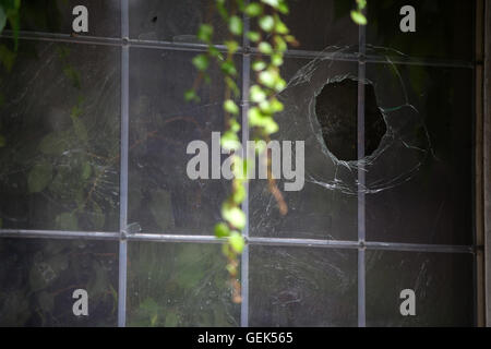Ansbach, Allemagne. 26 juillet, 2016. Une vitre cassée sur le site de l'attaque à Ansbach, Allemagne, 26 juillet 2016. 15 personnes ont été blessées dans une attaque motivée-islamistes présumés le 24 juillet 2016. L'auteur présumé, un homme de 27 ans pour les réfugiés en provenance de Syrie, a été tué dans l'explosion. Photo : DANIEL KARMANN/dpa/Alamy Live News Banque D'Images