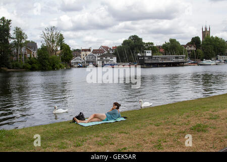 London,UK. 26 juillet 2016. Une femme se trouve sur les bords de la Tamise au Hampton Court sous un ciel couvert jour Crédit : amer ghazzal/Alamy Live News Banque D'Images