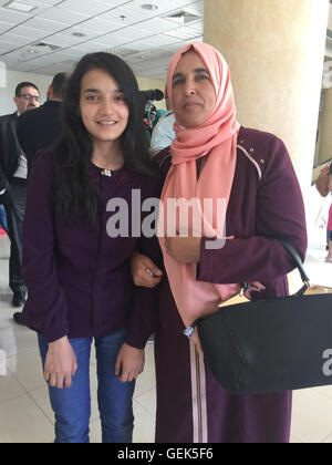 Dima al-Wawi, 12, pose avec sa mère, Sabha al-Wawi, 47 (R) à Ramallah, le 6 juin 2016. La famille de la ville palestinienne de Halhoul sur le sud de la Cisjordanie ont neuf enfants, dont DIMA est le numéro cinq. Photo : Ofira Koopmans/dpa Banque D'Images