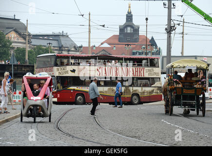 Un vélo rickshaw, un tour de ville en bus, et d'une balade en calèche sont sur l'aller au centre-ville de Dresde, Allemagne, 26 juillet 2016. Photo : Jens/KALAENE ZB Banque D'Images