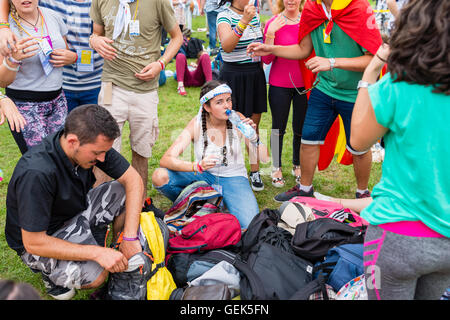 Poznan, Pologne. 24 juillet, 2016. La Journée mondiale de la jeunesse à Cracovie - les pèlerins danser et chanter pendant des jours dans les diocèses juste avant les JMJ, les JMJ est une rencontre internationale de jeunes du monde entier Crédit : Wojciech Kozielczyk/Alamy Live News Banque D'Images