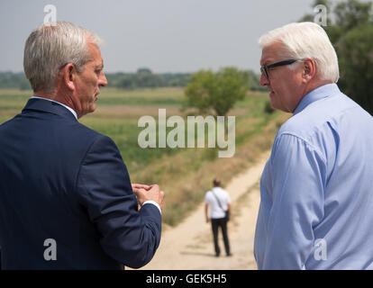 Chisinau, Moldova. 26 juillet, 2016. Le ministre allemand des affaires étrangères, Frank-Walter Steinmeier (R) et le directeur adjoint de la Mission de l'OSCE, Stephen Young, parler sur le conflit transnistrien en étant debout sur un pont entre l'Bicului et Bacioc sur le chemin de Tiraspol à Chisinau, Moldova, 26 juillet 2016. Steinmeier est en visite dans l'ancienne république soviétique de Moldavie et la région séparatiste de Transnistrie. En tant que président en titre de l'OSCE, Steinmeier veut négocier à des décennies de conflit entre les deux parties. Photo : MONIKA SKOLIMOWSKA/dpa/Alamy Live News Banque D'Images