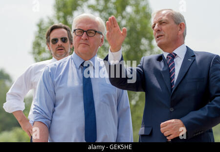 Chisinau, Moldova. 26 juillet, 2016. Le ministre allemand des affaires étrangères, Frank-Walter Steinmeier (L) et le directeur adjoint de la Mission de l'OSCE, Stephen Young, parler sur le conflit transnistrien en étant debout sur un pont entre l'Bicului et Bacioc sur le chemin de Tiraspol à Chisinau, Moldova, 26 juillet 2016. Steinmeier est en visite dans l'ancienne république soviétique de Moldavie et la région séparatiste de Transnistrie. En tant que président en titre de l'OSCE, Steinmeier veut négocier à des décennies de conflit entre les deux parties. Photo : MONIKA SKOLIMOWSKA/dpa/Alamy Live News Banque D'Images