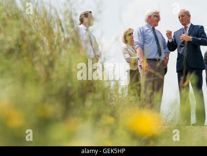 Chisinau, Moldova. 26 juillet, 2016. Le ministre allemand des affaires étrangères, Frank-Walter Steinmeier (C) et le directeur adjoint de la Mission de l'OSCE, Stephen Young (R), la parole sur le conflit transnistrien en étant debout sur un pont entre l'Bicului et Bacioc sur le chemin de Tiraspol à Chisinau, Moldova, 26 juillet 2016. Steinmeier est en visite dans l'ancienne république soviétique de Moldavie et la région séparatiste de Transnistrie. En tant que président en titre de l'OSCE, Steinmeier veut négocier à des décennies de conflit entre les deux parties. Photo : MONIKA SKOLIMOWSKA/dpa/Alamy Live News Banque D'Images