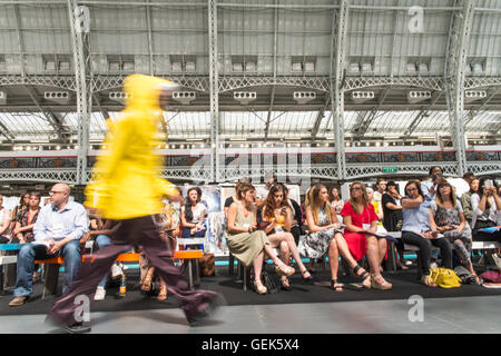 Londres, Royaume-Uni. 26 juillet, 2016. Londres 2016 Pure, printemps été 2017 Aperçu des collections - Jour 3. Credit : Alberto Pezzali/Alamy Live News Banque D'Images