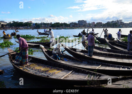 Dhaka, Bangladesh. 26 juillet, 2016. L'homme attend les bateaux bangladais passagers sur la rivière Buriganga à Dhaka, au Bangladesh. Le 26 juillet 2016 Les petits bateaux sont utilisés pour transporter des passagers et des marchandises de l'autre côté de la rivière. Mamunur Rashid/crédit : Alamy Live News Banque D'Images