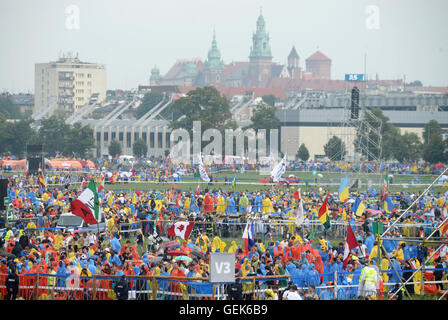 Participer à l'événement. 26 juillet, 2016. Les gens participent à la messe d'ouverture de la Journée mondiale de la Jeunesse 2016 à Cracovie, Pologne, le 26 juillet 2016. Plus d'un demi-million de pèlerins provenant de 187 pays différents inscrits pour participer à l'événement. Photo : Armin Weigel/dpa/Alamy Live News Banque D'Images