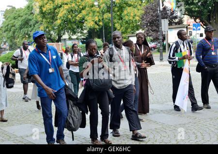 Trzebnica, Pologne. Le 25 juillet, 2016. Journée mondiale de la jeunesse, les pèlerins du Sénégal visitez St. Jadwiga Sanctuary le 25 juillet 2016 à Trzebnica. Credit : Bartlomiej Magierowski/Alamy Live News Banque D'Images