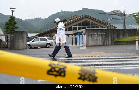 Tokyo, Japon. 26 juillet, 2016. Un agent de police promenades en face de Yamayuri-en centre de soins pour personnes handicapées dans la ville de Sagamihara, préfecture de Kanagawa au Japon. Plus tôt ce jour 26 ans, Satoshi Uematsu utilisé plusieurs couteaux à tué 19 personnes et blessé 25 autres à Tsukui Yamayuri-en garderie. Selon un journal local, Uematsu s'est livré lui-même à la police environ 15 minutes après que le personnel du centre de soin ont alerté les autorités. Credit : ZUMA Press, Inc./Alamy Live News Banque D'Images