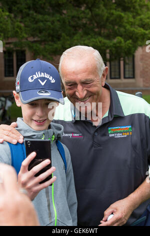 Le Warwickshire, Royaume-Uni. 26 juillet, 2016. Aliments à la ferme par 3 au Championnat Britannique Nailcote Hall dans le Warwickshire. Len Goodman de signer des autographes et posant pour les selfies Crédit : Steven re/Alamy Live News Banque D'Images