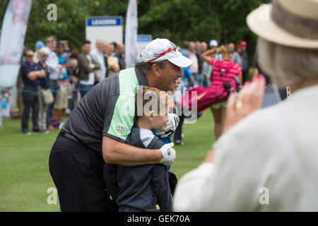 Le Warwickshire, Royaume-Uni. 26 juillet, 2016. Aliments à la ferme par 3 au Championnat Britannique Nailcote Hall dans le Warwickshire. Nigel Mansell qui pose pour des photos avec les fans. Crédit : Steven re/Alamy Live News Banque D'Images