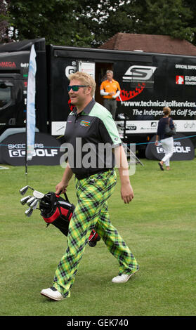 Le Warwickshire, Royaume-Uni. 26 juillet, 2016. Aliments à la ferme par 3 au Championnat Britannique Nailcote Hall dans le Warwickshire. Matthew Hoggard MBE la position de la pièce en t. Crédit : Steven re/Alamy Live News Banque D'Images