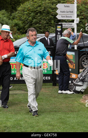 Le Warwickshire, Royaume-Uni. 26 juillet, 2016. Aliments à la ferme par 3 au Championnat Britannique Nailcote Hall dans le Warwickshire. Tony Jacklin, CBE, de descendre l'allée du vert. Crédit : Steven re/Alamy Live News Banque D'Images