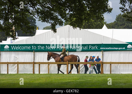 Près de Brockenhurst, Hampshire, Royaume-Uni. 26 juillet, 2016. Le premier jour de la Nouvelle Forêt & Hampshire County montrent que des milliers d'assister à l'événement qui se déroule sur trois jours. Credit : Carolyn Jenkins/Alamy Live News Banque D'Images