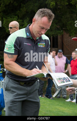 Le Warwickshire, Royaume-Uni. 26 juillet, 2016. Aliments à la ferme par 3 au Championnat Britannique Nailcote Hall dans le Warwickshire. James Jordan de signer des autographes pour les fans. Crédit : Steven re/Alamy Live News Banque D'Images