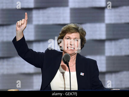 Philadelphie, Pennsylvanie, USA. Le 25 juillet, 2016. Randi Weingarten, Présidente de la Fédération américaine des enseignants, fait de remarques lors de la Convention nationale démocrate de 2016 à la Wells Fargo Center de Philadelphie, Pennsylvanie, le lundi, 25 juillet 2016.Crédit : Ron Sachs/CNP. © Ron Sachs/CNP/ZUMA/Alamy Fil Live News Banque D'Images