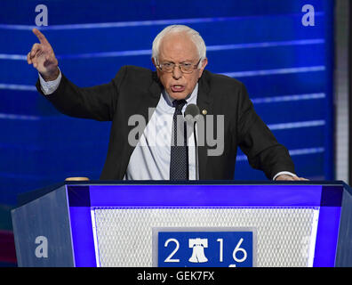 Philadelphie, Pennsylvanie, USA. Le 25 juillet, 2016. États-unis le sénateur Bernie Sanders (indépendant du Vermont) fait de remarques lors de la Convention nationale démocrate de 2016 à la Wells Fargo Center de Philadelphie, Pennsylvanie, le lundi, 25 juillet 2016.Crédit : Ron Sachs/CNP. © Ron Sachs/CNP/ZUMA/Alamy Fil Live News Banque D'Images