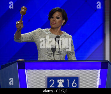 Philadelphie, Pennsylvanie, USA. Le 25 juillet, 2016. La mairesse Stephanie Rawlings-Blake (Démocrate de Baltimore, Maryland) appelle la Convention nationale démocrate de 2016 à l'ordre à la Wells Fargo Center de Philadelphie, Pennsylvanie, le lundi, 25 juillet 2016. Maire Blake a dû retourner à la tribune parce qu'elle a oublié de bang le maillet.Credit : Ron Sachs/CNP. © Ron Sachs/CNP/ZUMA/Alamy Fil Live News Banque D'Images