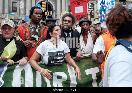 Philadelphie, Pennsylvanie, USA. Le 25 juillet, 2016. Le Dr Cornel West mène la marche pour nos vies. La marche est en protestation à la désignation d'Hillary Clinton à la Convention Nationale Démocratique et est constitué d'une coalition de militants du Parti Vert, Bernie Sanders partisans, anarchistes, socialistes, et d'autres. © Christopher/Occhicone ZUMA Wire/Alamy Live News Banque D'Images