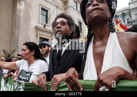 Philadelphie, Pennsylvanie, USA. Le 25 juillet, 2016. Le Dr Cornel West mène la marche pour nos vies. La marche est en protestation à la désignation d'Hillary Clinton à la Convention Nationale Démocratique et est constitué d'une coalition de militants du Parti Vert, Bernie Sanders partisans, anarchistes, socialistes, et d'autres. © Christopher/Occhicone ZUMA Wire/Alamy Live News Banque D'Images