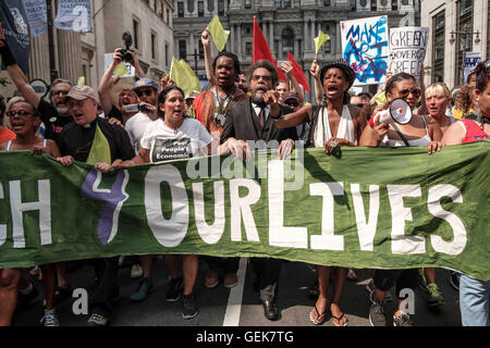 Philadelphie, Pennsylvanie, USA. Le 25 juillet, 2016. Le Dr Cornel West mène la marche pour nos vies. La marche est en protestation à la désignation d'Hillary Clinton à la Convention Nationale Démocratique et est constitué d'une coalition de militants du Parti Vert, Bernie Sanders partisans, anarchistes, socialistes, et d'autres. © Christopher/Occhicone ZUMA Wire/Alamy Live News Banque D'Images