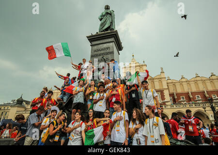 Cracovie, Pologne. 26 juillet 2016. Pèlerins du monde entier sont arrivés à Cracovie pour célébrer la Journée mondiale de la Jeunesse 2016. Les gens célèbrent à la place principale. Credit : Beata Zawrzel/Alamy Live News Banque D'Images