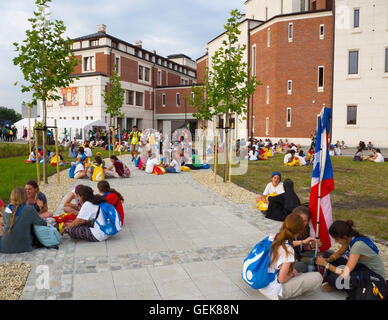 Cracovie, Pologne. 26 juillet, 2016. Journée mondiale de la Jeunesse 2016. Les jeunes de divers pays assis sur le sol et de parler en petits groupes autour du sanctuaire du Pape Jean Paul II. Credit : Krzysztof Nahlik/Alamy Live News Banque D'Images