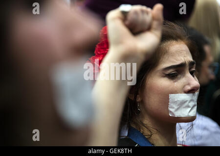 Philadelphie, Pennsylvanie, USA. 26 juillet, 2016. Un partisan du Vermont le sénateur Bernie Sanders proteste contre la nomination de Hillary Clinton à la Convention nationale démocrate de 2016 à Philadelphie, Pennsylvanie, aux États-Unis le 26 juillet 2016. Hillary Clinton a été officiellement oint le candidat démocrate ici mardi, devenant la première femme à se présenter à la Maison Blanche pour le compte d'un parti politique majeur aux États-Unis. Credit : Muzi Li/Xinhua/Alamy Live News Banque D'Images